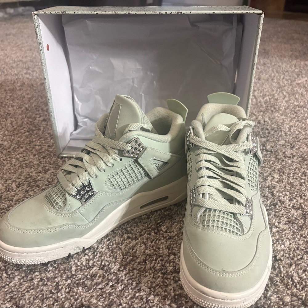 Seafoam Jordan 4s size 7.5 women barely worn